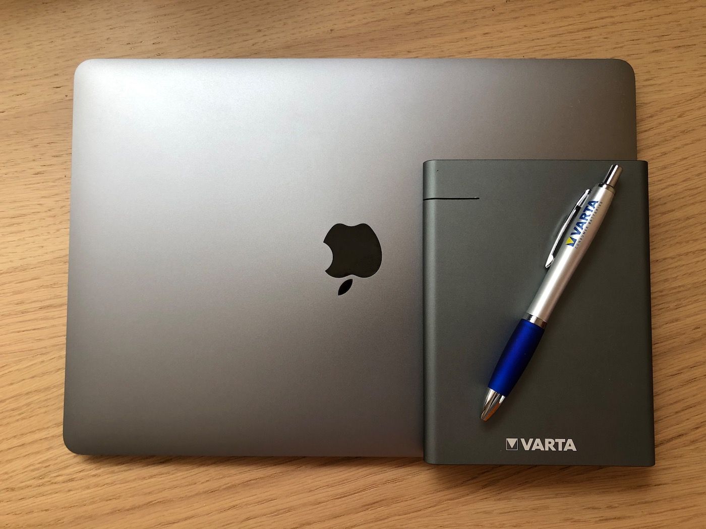 Varta PowerBank Slim 12000mAh and MacBook Air Space Gray